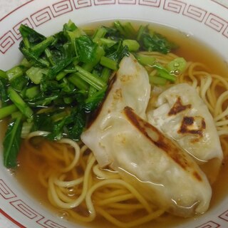 蕪の葉と餃子の醤油ラーメン